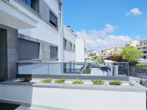 Espaçoso apartamento T2, terraço e garagem, em Cascais