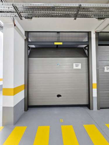 Espaçoso apartamento T2, terraço e garagem, em Cascais