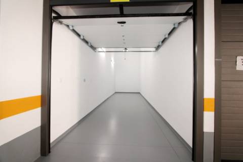 Espaçoso apartamento T2, terraço e garagem, em Cascais