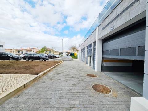 Espaçoso apartamento T2, terraço e garagem, em Cascais