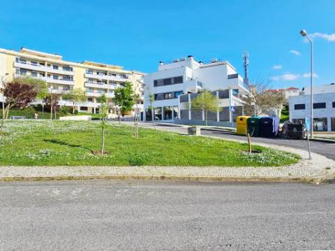 Espaçoso apartamento T2, terraço e garagem, em Cascais