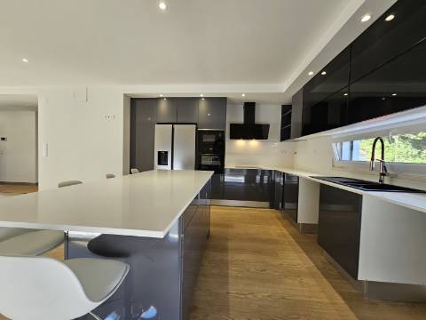 Nova moradia T4 com piscina, em Alverca, Vila Franca de Xira, Lisboa