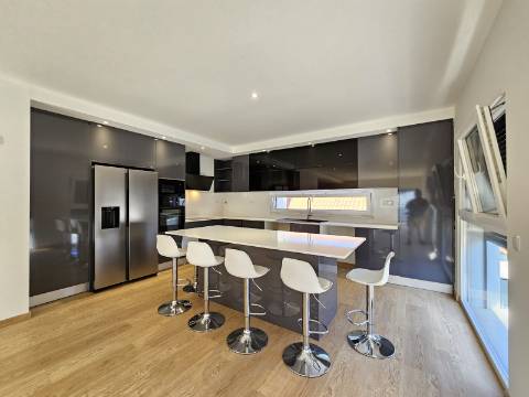 Nova moradia T4 com piscina, em Alverca, Vila Franca de Xira, Lisboa