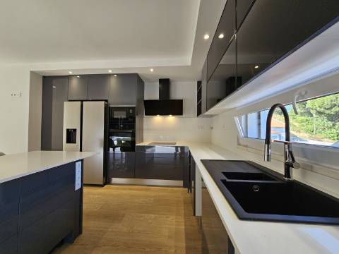 Nova moradia T4 com piscina, em Alverca, Vila Franca de Xira, Lisboa