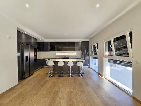 Nova moradia T4 com piscina, em Alverca, Vila Franca de Xira, Lisboa