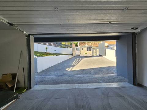 Nova moradia T4 com piscina, em Alverca, Vila Franca de Xira, Lisboa
