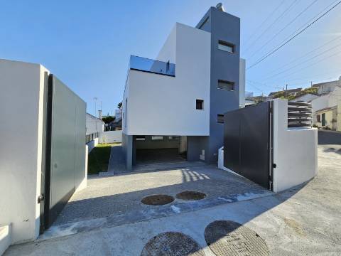 Nova moradia T4 com piscina, em Alverca, Vila Franca de Xira, Lisboa