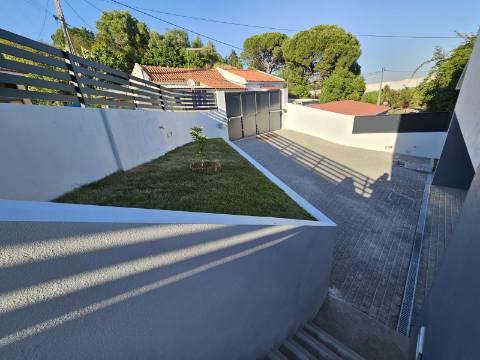 Nova moradia T4 com piscina, em Alverca, Vila Franca de Xira, Lisboa