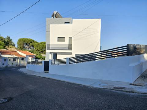 Nova moradia T4 com piscina, em Alverca, Vila Franca de Xira, Lisboa