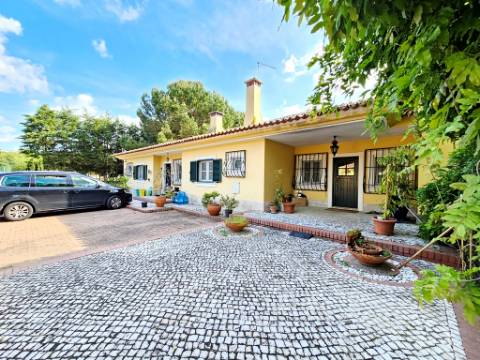 Excelente moradia T4+2 com piscina, em Santo Estêvão, Benavente