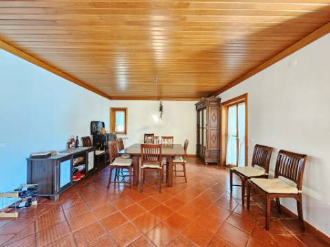 Excelente moradia T4+2 com piscina, em Santo Estêvão, Benavente