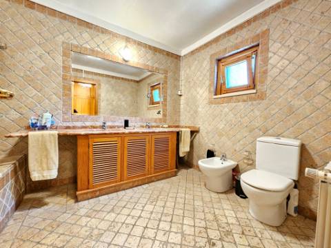 Excelente moradia T4+2 com piscina, em Santo Estêvão, Benavente