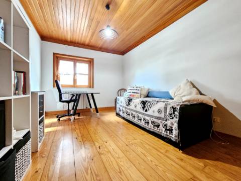 Excelente moradia T4+2 com piscina, em Santo Estêvão, Benavente