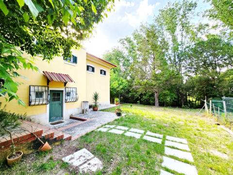 Excelente moradia T4+2 com piscina, em Santo Estêvão, Benavente