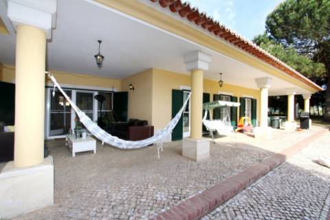 Excelente moradia T4+2 com piscina, em Santo Estêvão, Benavente