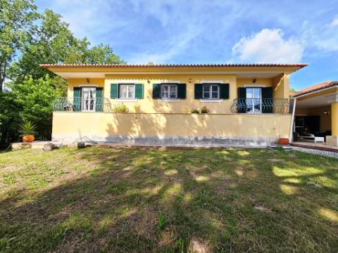 Excelente moradia T4+2 com piscina, em Santo Estêvão, Benavente