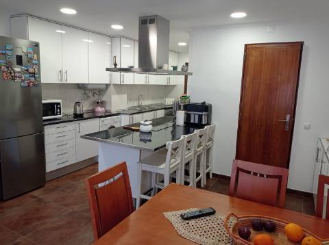Apartamento T4, renovado, na Avenida do Brasil - Lisboa