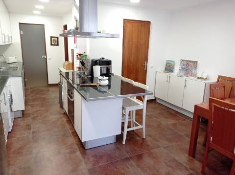 Apartamento T4, renovado, na Avenida do Brasil - Lisboa