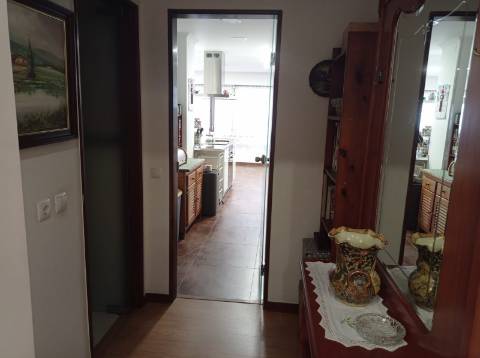 Apartamento T4, renovado, na Avenida do Brasil - Lisboa