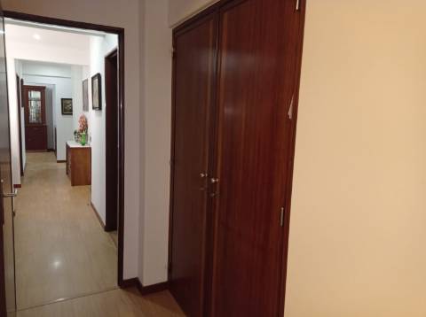 Apartamento T4, renovado, na Avenida do Brasil - Lisboa