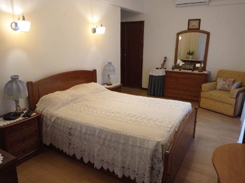 Apartamento T4, renovado, na Avenida do Brasil - Lisboa