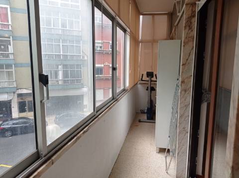 Apartamento T4, renovado, na Avenida do Brasil - Lisboa