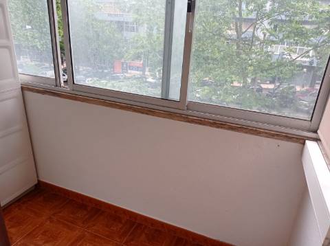Apartamento T4, renovado, na Avenida do Brasil - Lisboa