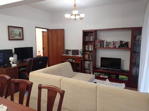 Apartamento T4, renovado, na Avenida do Brasil - Lisboa