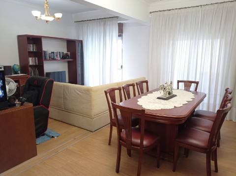 Apartamento T4, renovado, na Avenida do Brasil - Lisboa