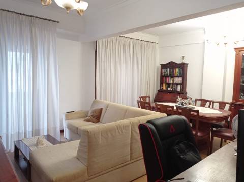 Apartamento T4, renovado, na Avenida do Brasil - Lisboa