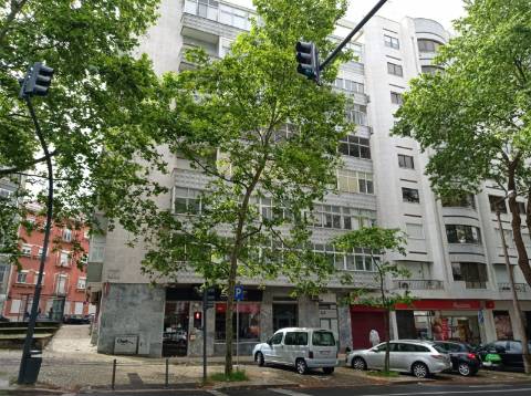 Apartamento T4, renovado, na Avenida do Brasil - Lisboa