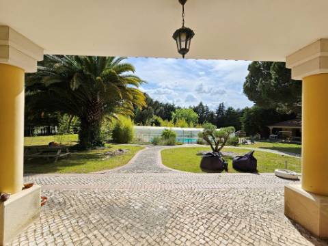 Excelente moradia T4+2 com piscina, em Santo Estêvão, Benavente