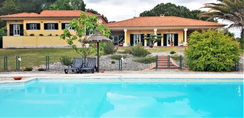 Excelente moradia T4+2 com piscina, em Santo Estêvão, Benavente