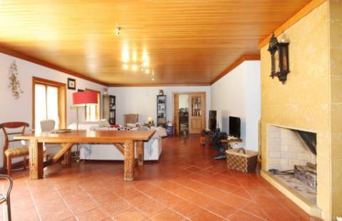 Excelente moradia T4+2 com piscina, em Santo Estêvão, Benavente