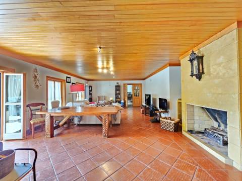 Excelente moradia T4+2 com piscina, em Santo Estêvão, Benavente