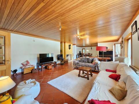 Excelente moradia T4+2 com piscina, em Santo Estêvão, Benavente