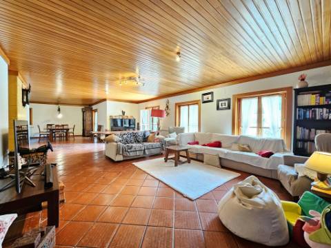 Excelente moradia T4+2 com piscina, em Santo Estêvão, Benavente