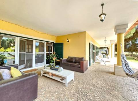 Excelente moradia T4+2 com piscina, em Santo Estêvão, Benavente