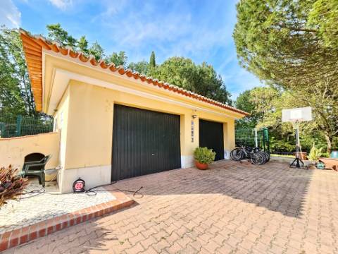 Excelente moradia T4+2 com piscina, em Santo Estêvão, Benavente