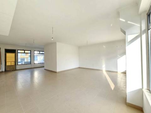 Loja para arrendamento na Urbanização Moinho do Guizo, Amadora