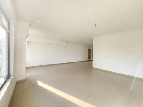 Loja para arrendamento na Urbanização Moinho do Guizo, Amadora