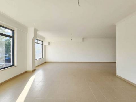 Loja para arrendamento na Urbanização Moinho do Guizo, Amadora