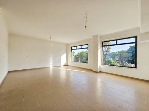 Loja para arrendamento na Urbanização Moinho do Guizo, Amadora