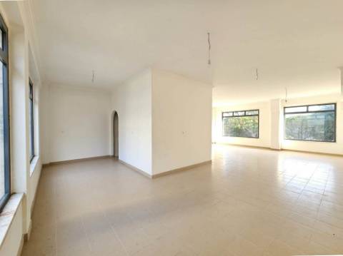 Loja para arrendamento na Urbanização Moinho do Guizo, Amadora