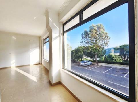 Loja para arrendamento na Urbanização Moinho do Guizo, Amadora