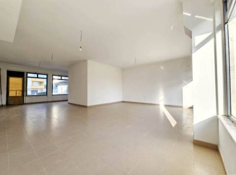 Loja para arrendamento na Urbanização Moinho do Guizo, Amadora