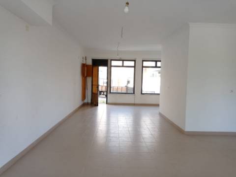 Loja para arrendamento na Urbanização Moinho do Guizo, Amadora