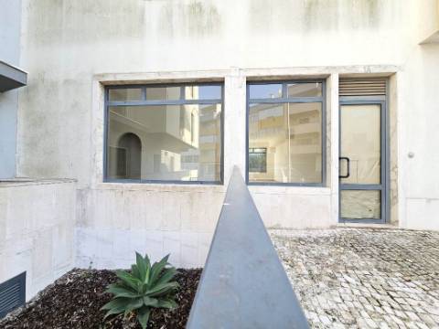 Loja para arrendamento na Urbanização Moinho do Guizo, Amadora