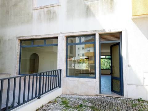 Loja para arrendamento na Urbanização Moinho do Guizo, Amadora