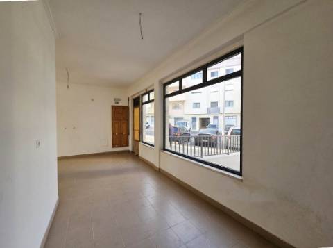 Loja para arrendamento na Urbanização Moinho do Guizo, Amadora